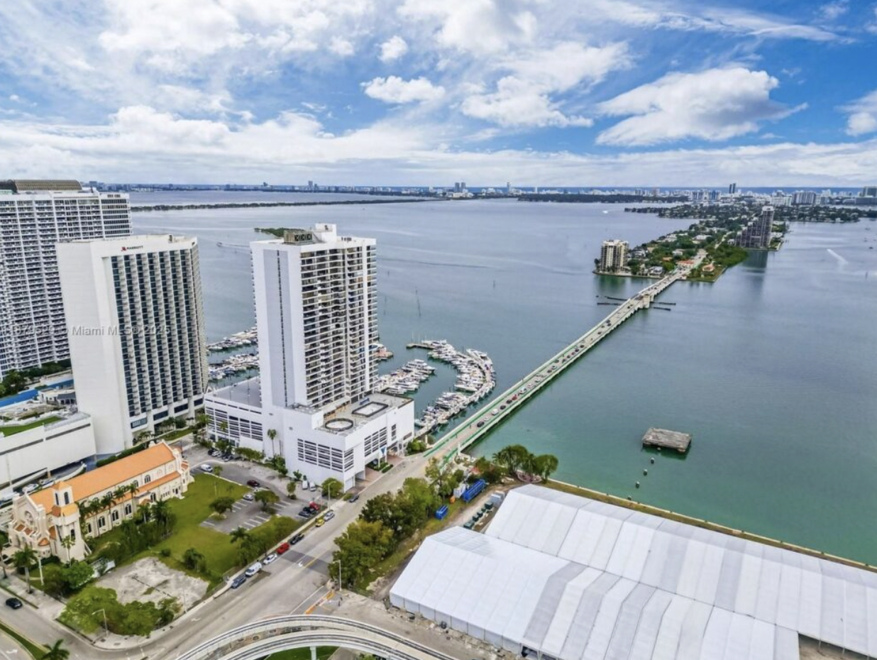 Venetia Condominium最上階ペントハウス”Unit PHD”!